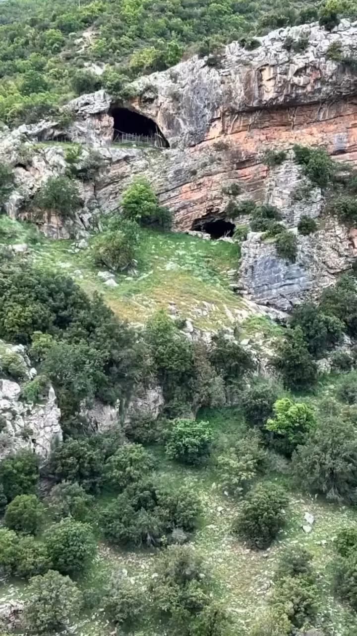 Shpella në murin gëlqeror të kanionit