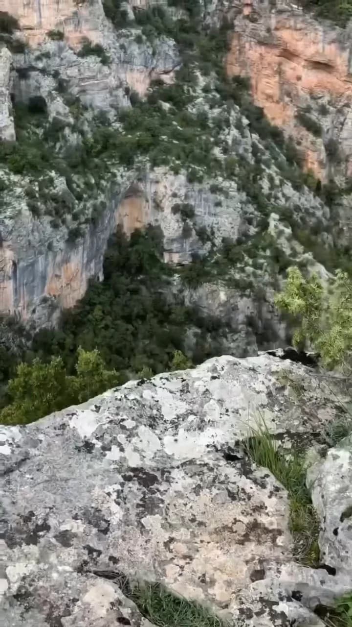 Buza e kanionit dhe kreshtat përtej