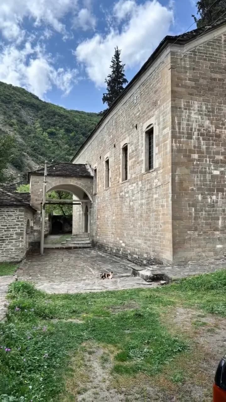 Në shtegun e dheut, parë nga pas xhamit